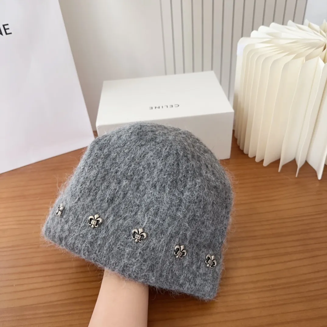 💰70 Crow Heart Autumn and Winter Wool Knitted Beanie This must be a favorite of minimalism. It is clean, neat, fashionable and versatile, and will definitely not be picky about your face shape! A fashionable classic that lasts forever! Fashionable black and white can be purchased together!